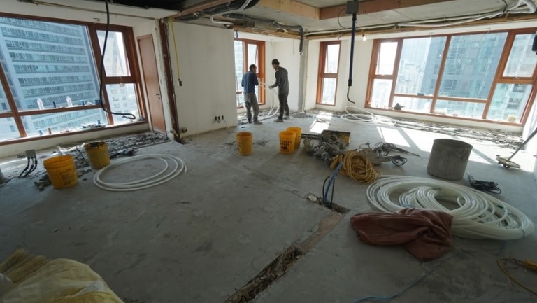 정자동 아이파크 인테리어 공사 중 베란다 확장 홈파기 공법으로 난방 배관 연장 시공 