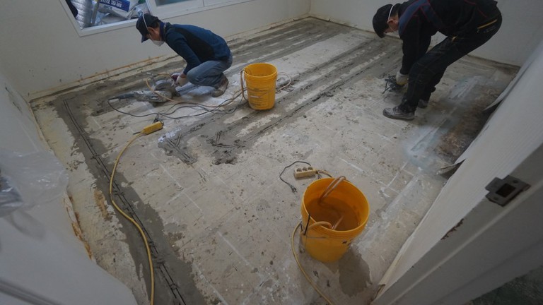 압구정 현대아파트 14차 시공사례 인테리어 시공 전 난방배관, 수도배관 점검은 필수! 교체가 필요하다면 홈파기공법으로 간단하게 시공! 